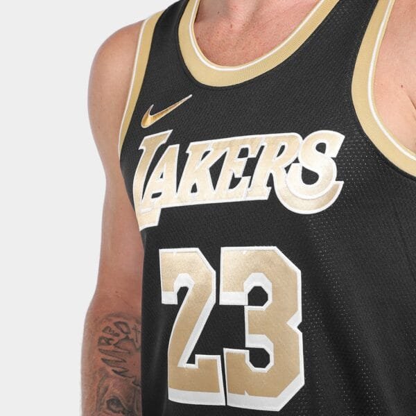 Regata NBA Nike Los Angeles Lakers nº 23 Lebron James Masculina - Preto+Dourado - Imagem 3